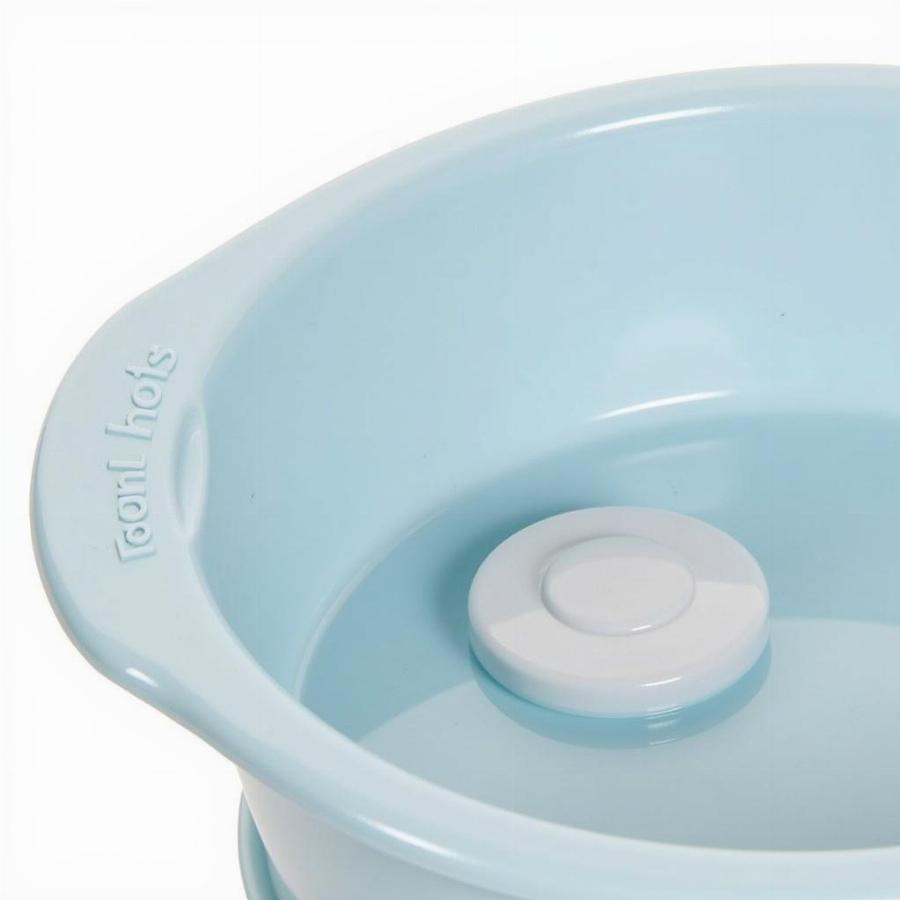 Spill-proof water bowl for messy dogs